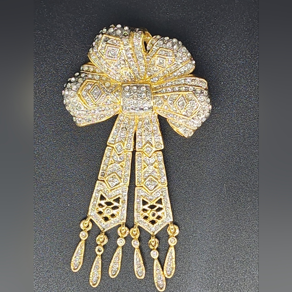 Beautiful vintage gold tone with crystal Bow broach - like new